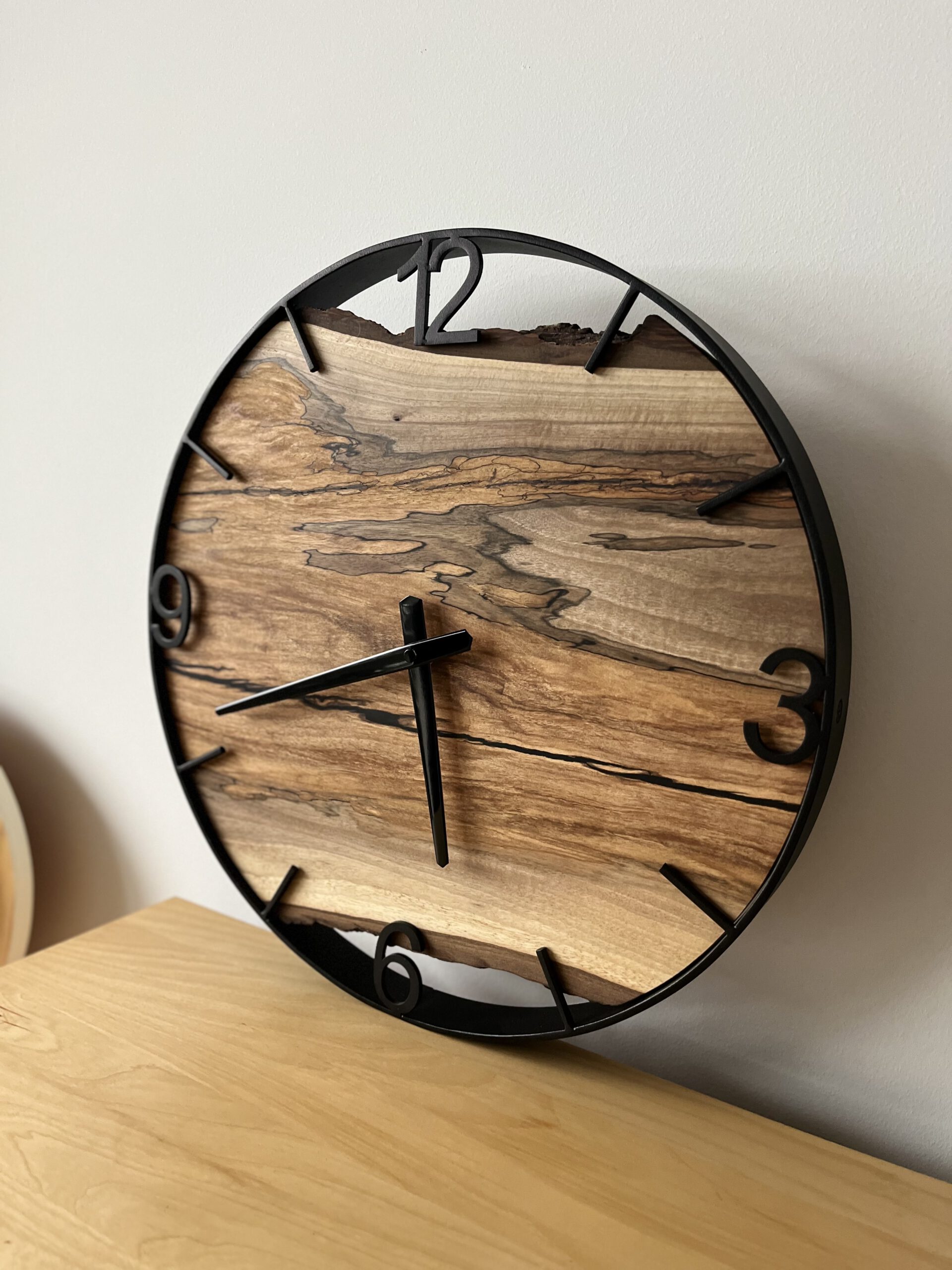 Wzorzysty zegar z drewna orzecha w stalowej obręczy - obrazek 2