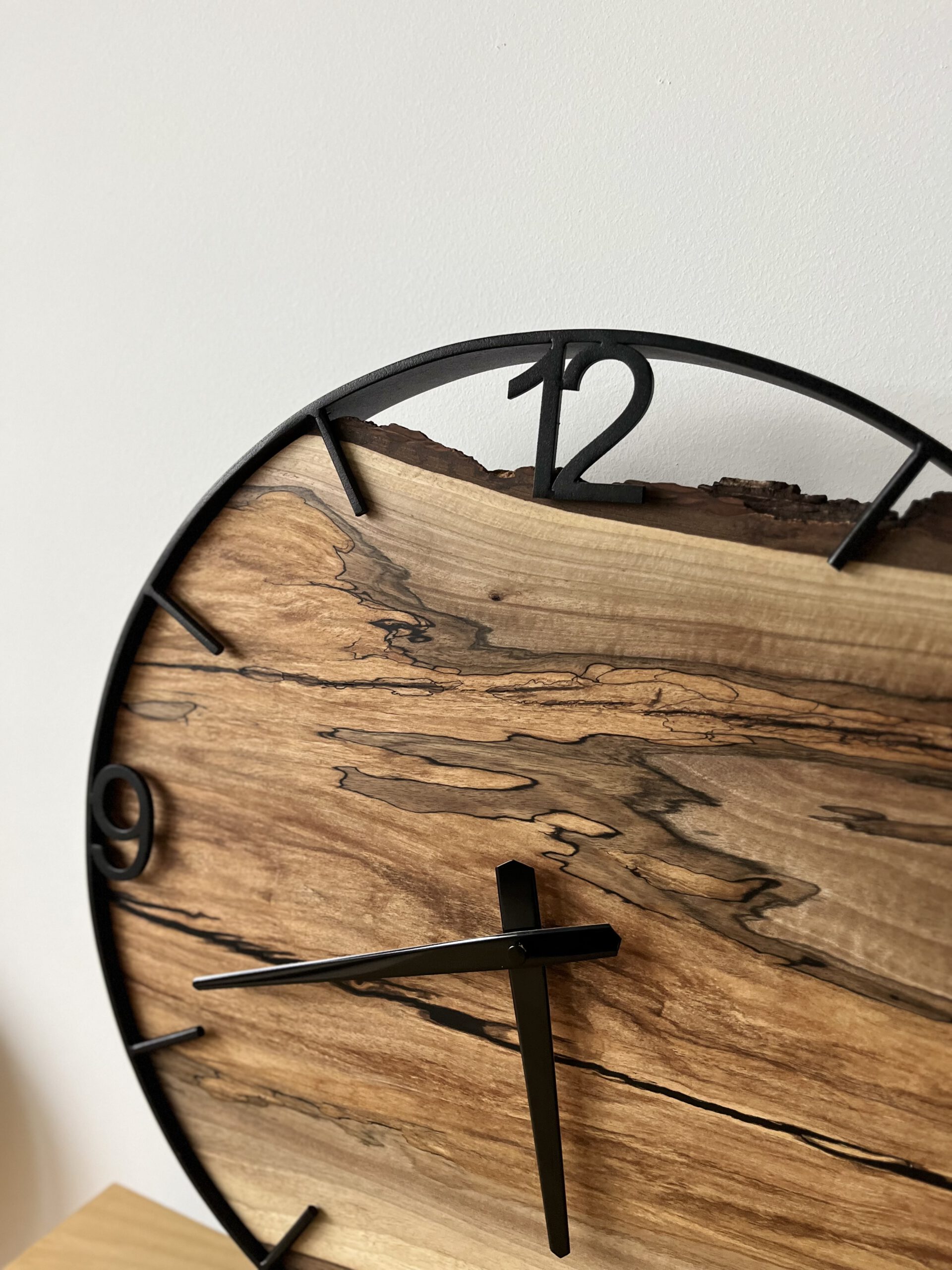 Wzorzysty zegar z drewna orzecha w stalowej obręczy - obrazek 3