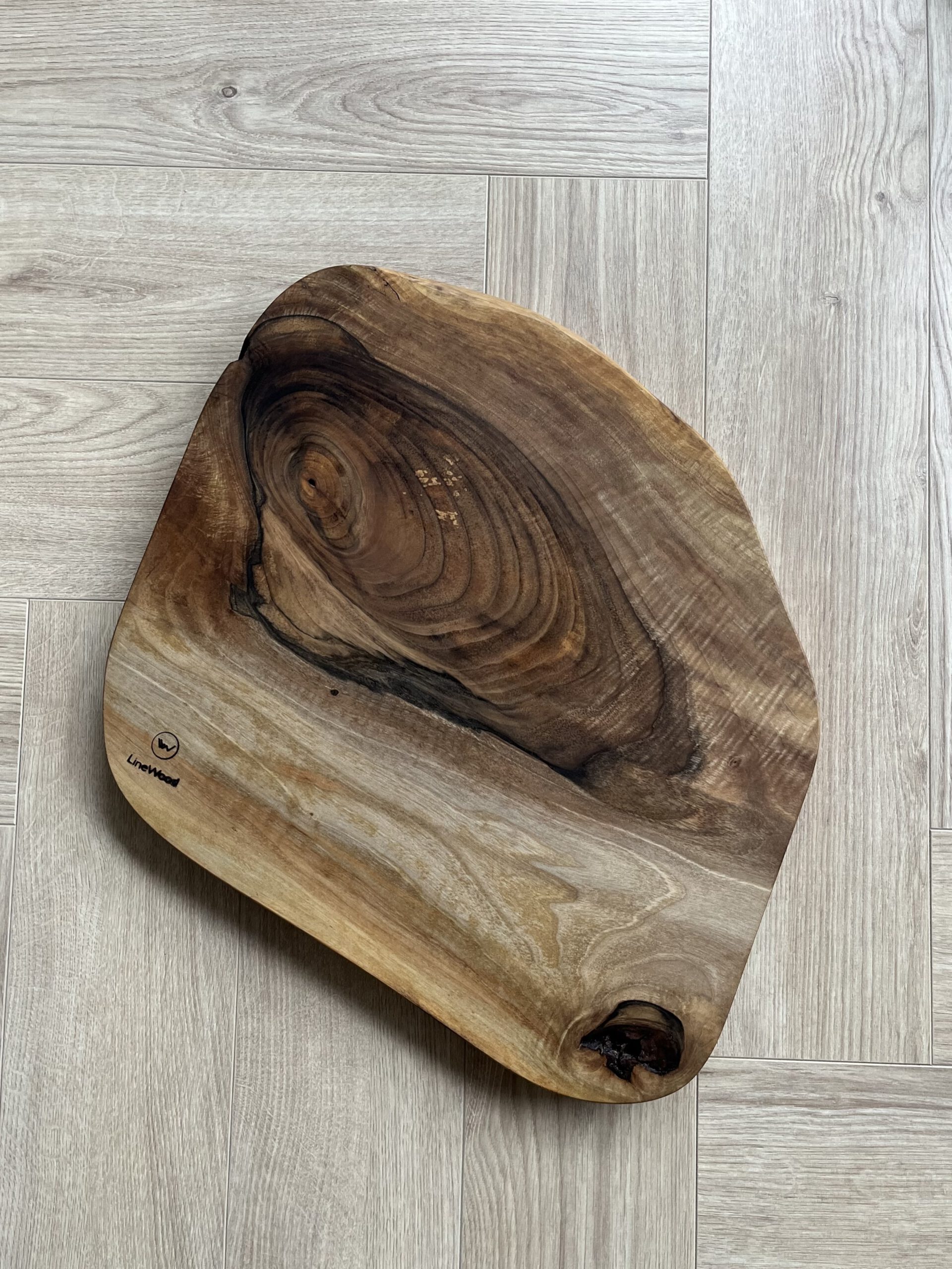 Duża barwna deska do krojenia i serwowania z drewna orzecha