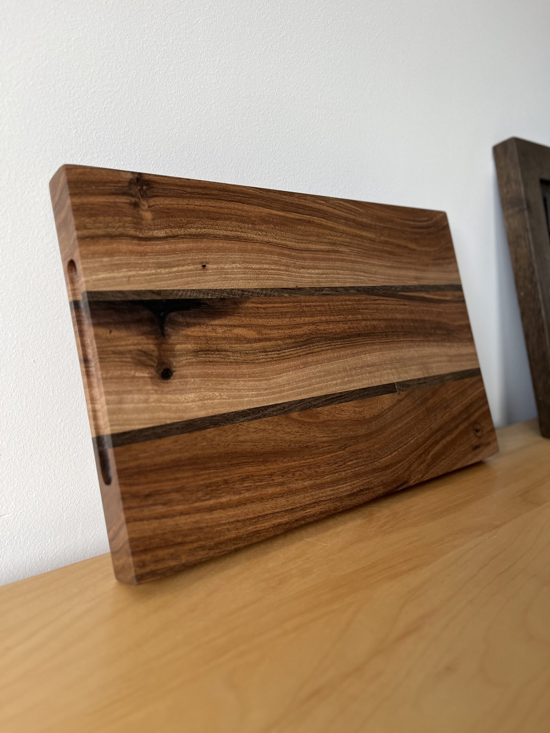 Deska do krojenia i serwowania z drewna orzecha i czarnego dębu - obrazek 2