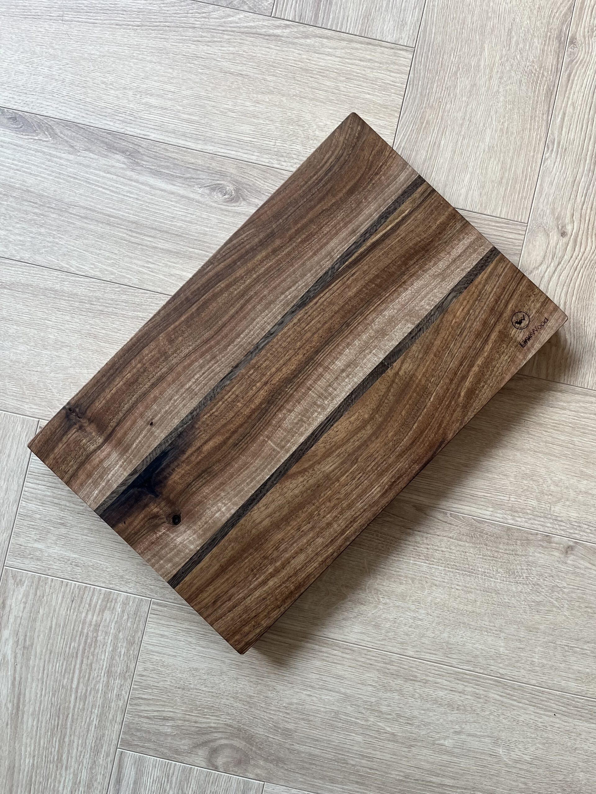 Deska do krojenia i serwowania z drewna orzecha i czarnego dębu - obrazek 4